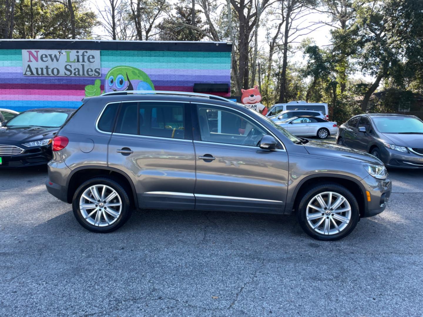 2015 GRAY VOLKSWAGEN TIGUAN S (WVGAV7AX3FW) with an 2.0L engine, Automatic transmission, located at 5103 Dorchester Rd., Charleston, SC, 29418-5607, (843) 767-1122, 36.245171, -115.228050 - Photo#8